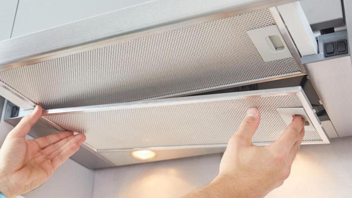 Cómo limpiar rejillas de extracción en cocinas de Barcelona