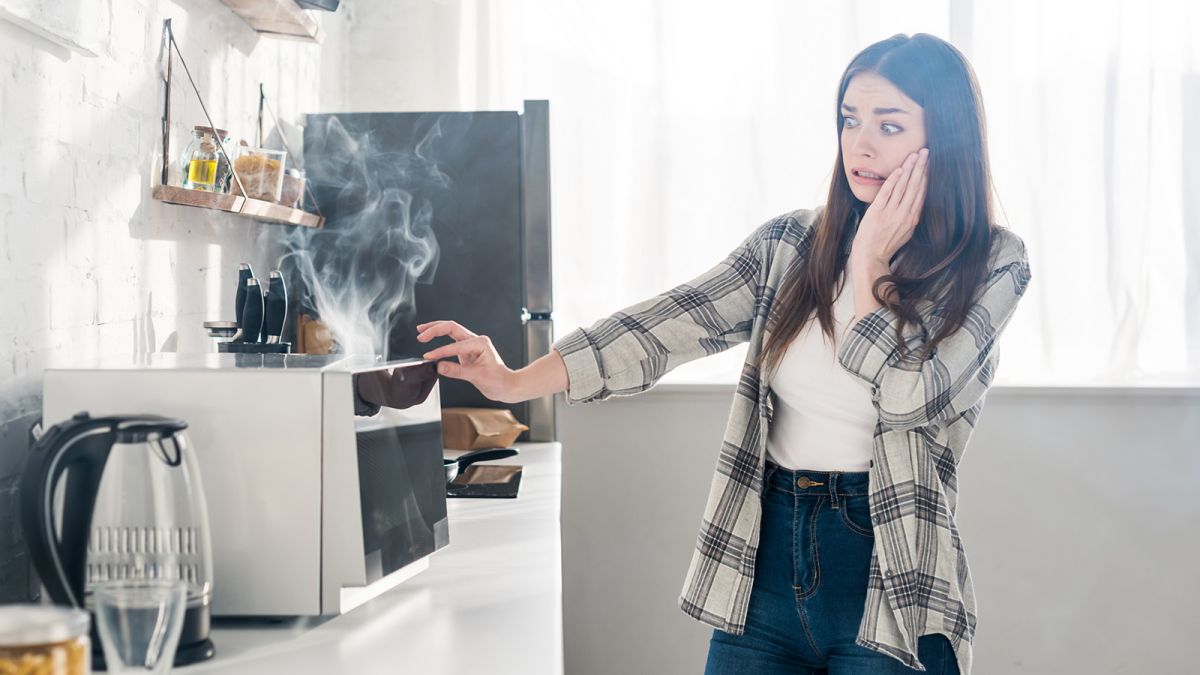 Por qué el microondas hace chispas en Barcelona
