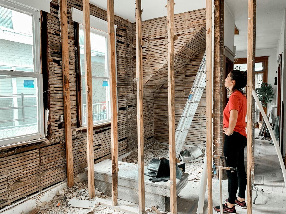 Por qué la puerta no cierra con humedad en Barcelona